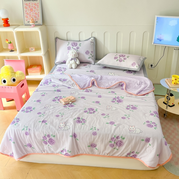 91家纺网 家纺一手货源 找家纺 安哆啦 2024新款A类凉感丝冰豆豆夏被冰丝席冰藤席四件套 夏被-紫花兔