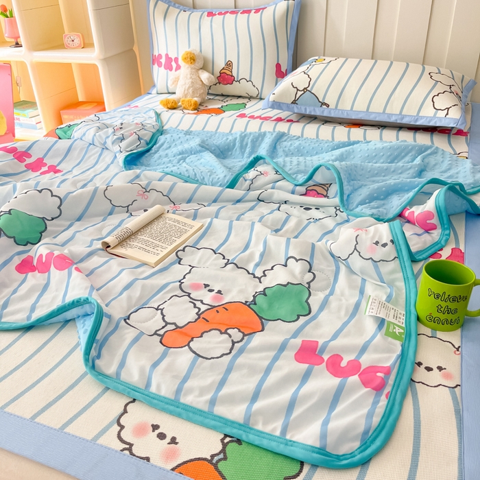 91家纺网 家纺一手货源 找家纺 安哆啦 2024新款A类凉感丝冰豆豆夏被冰丝席冰藤席四件套 夏被-吹泡泡