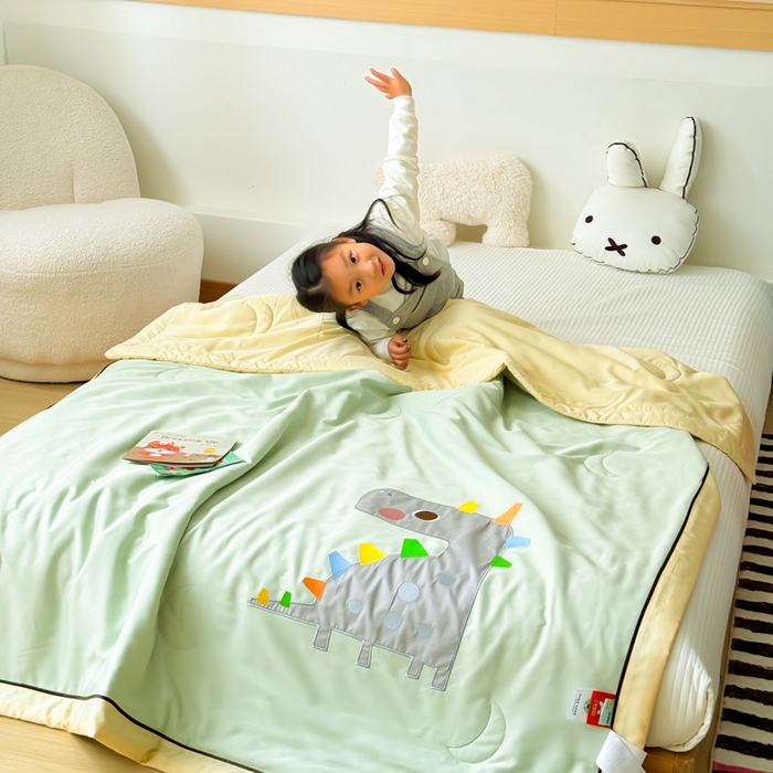 91家纺网 家纺一手货源 找家纺 喜多兔儿童家纺 2024新款莫代尔夏被空调被-萌宝宝系列 绿色小恐龙亮亮
