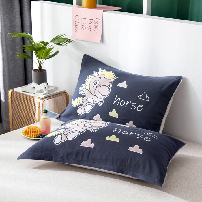 91家纺网 家纺一手货源 找家纺 朴尔2024新款儿童定位卡通大版花全棉四层纱布枕巾 奔奔马53*78CM（成人）/对