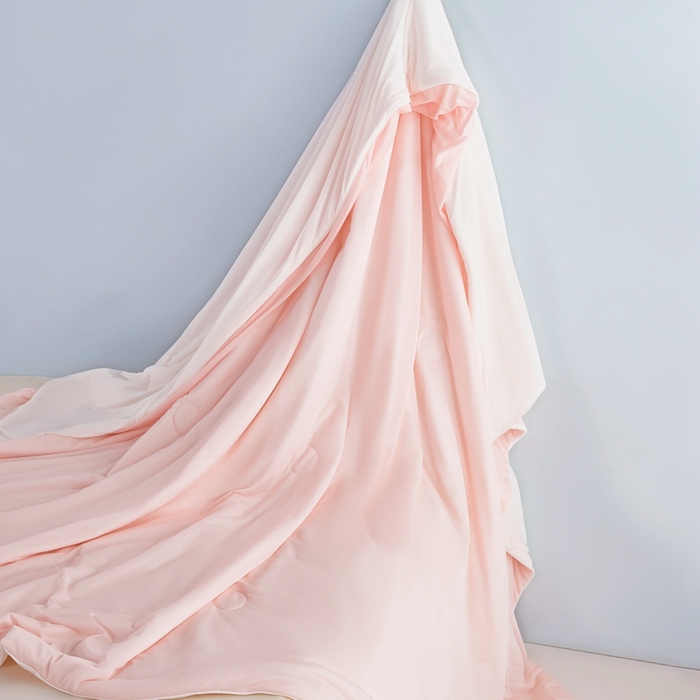 91家纺网 家纺一手货源 找家纺 美宜家 2025新款A类氨纶凉感丝冰激凌夏被被子被芯 粉白