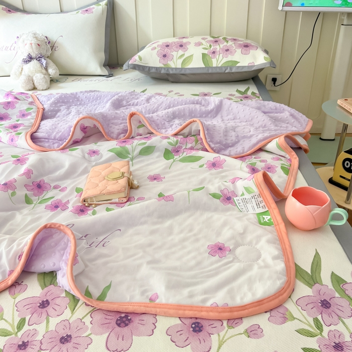 91家纺网 家纺一手货源 找家纺 安哆啦 2024新款A类凉感丝冰豆豆夏被冰丝席冰藤席四件套 夏被-浪漫花语