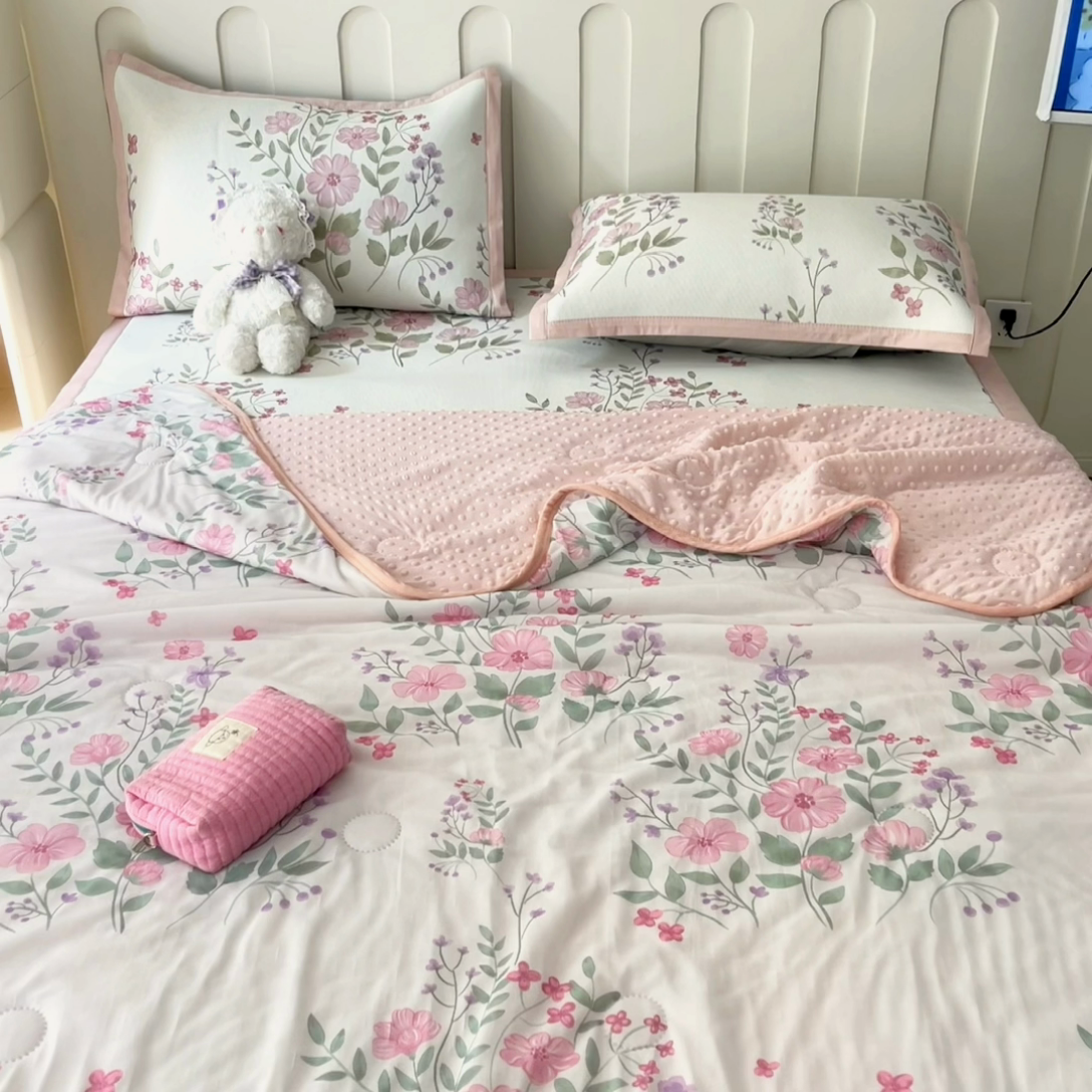 91家纺网 家纺一手货源 找家纺 安哆啦 2024新款A类凉感丝冰豆豆夏被冰丝席冰藤席四件套 夏被-夏日初恋