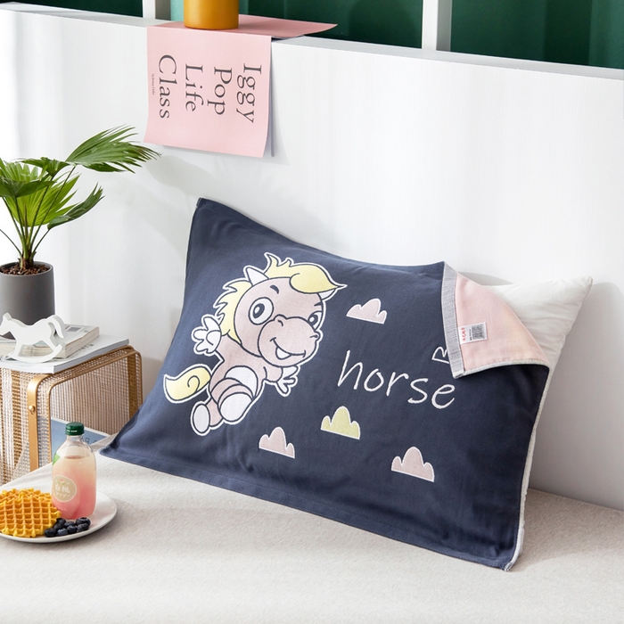 91家纺网 家纺一手货源 找家纺 朴尔2024新款儿童定位卡通大版花全棉四层纱布枕巾 奔奔马53*78CM（成人）/对