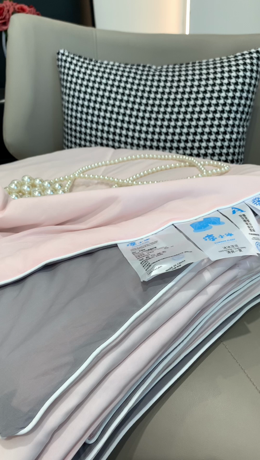 91家纺网 家纺一手货源 找家纺 奈萝家纺 2025新款A类凉感丝小凉皮夏被可机洗夏被新品空调被 嘟嘟粉灰