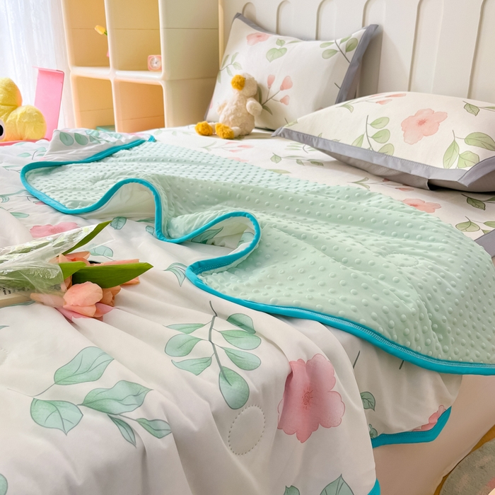 91家纺网 家纺一手货源 找家纺 安哆啦 2024新款A类凉感丝冰豆豆夏被冰丝席冰藤席四件套 夏被-花丛间