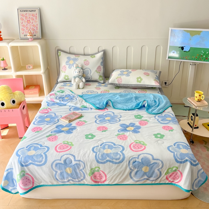 91家纺网 家纺一手货源 找家纺 安哆啦 2024新款A类凉感丝冰豆豆夏被冰丝席冰藤席四件套 夏被-草莓蓝花