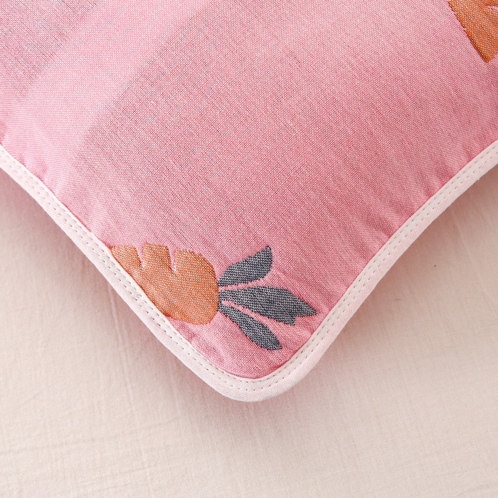 91家纺网 家纺一手货源 找家纺 朴尔家纺-毛巾被 2024新款全棉卡通六层纱布儿童枕套 多彩胡萝卜粉