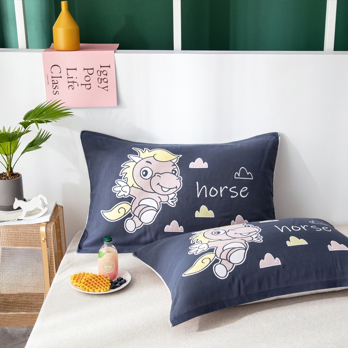 91家纺网 家纺一手货源 找家纺 朴尔2024新款儿童定位卡通大版花全棉四层纱布枕巾 奔奔马53*78CM（成人）/对