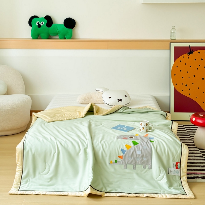 91家纺网 家纺一手货源 找家纺 喜多兔儿童家纺 2024新款莫代尔夏被空调被-萌宝宝系列 绿色小恐龙亮亮