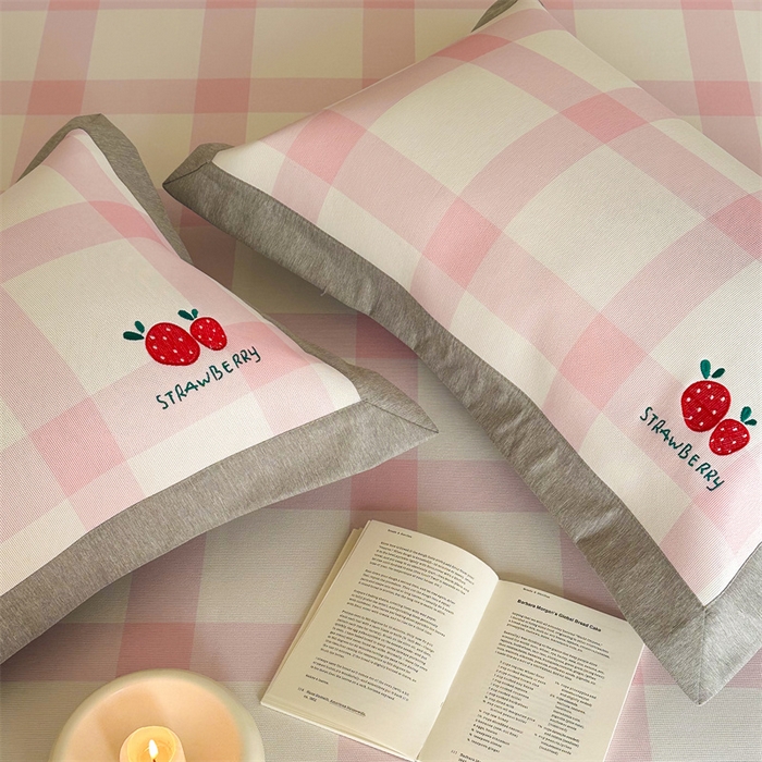 91家纺网 家纺一手货源 找家纺 甜梦 2024新款母婴级7A抗菌养生冰藤席影棚1—床笠款 格子草莓（床笠款）