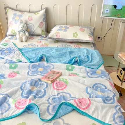 安哆啦 2024新款A类凉感丝冰豆豆夏被冰丝席冰藤席四件套 夏被-草莓蓝花