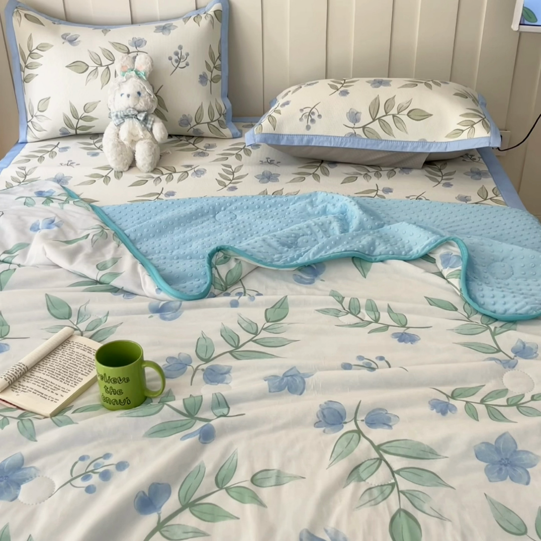 91家纺网 家纺一手货源 找家纺 安哆啦 2024新款A类凉感丝冰豆豆夏被冰丝席冰藤席四件套 夏被-森林来信