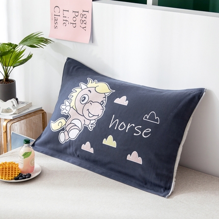 91家纺网 家纺一手货源 找家纺 朴尔2024新款儿童定位卡通大版花全棉四层纱布枕巾 奔奔马40*60CM（儿童）/对