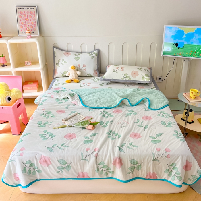 91家纺网 家纺一手货源 找家纺 安哆啦 2024新款A类凉感丝冰豆豆夏被冰丝席冰藤席四件套 夏被-花丛间