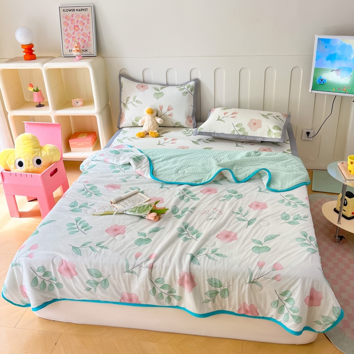 91家纺网 家纺一手货源 找家纺 安哆啦 2024新款A类凉感丝冰豆豆夏被冰丝席冰藤席四件套 夏被-花丛间