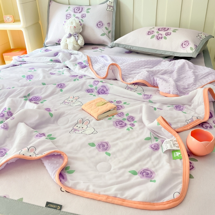 91家纺网 家纺一手货源 找家纺 安哆啦 2024新款A类凉感丝冰豆豆夏被冰丝席冰藤席四件套 夏被-紫花兔