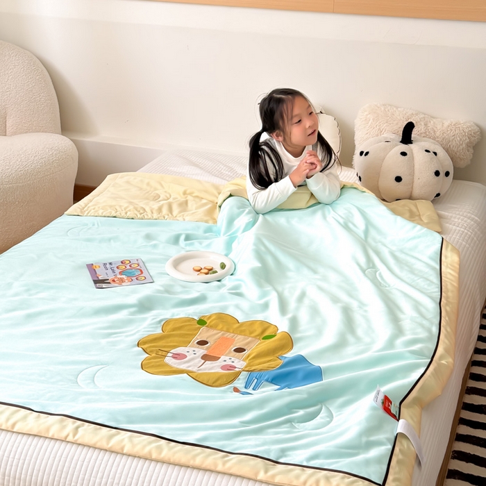 91家纺网 家纺一手货源 找家纺 喜多兔儿童家纺 2024新款莫代尔夏被空调被-萌宝宝系列 湖蓝色小狮子芯芯