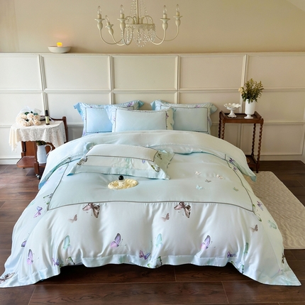 91家纺网 家纺一手货源 找家纺 娇逸家居 2025新款60支兰精天丝数码印花立体绣花天丝四件套-蝶翎 极光蓝