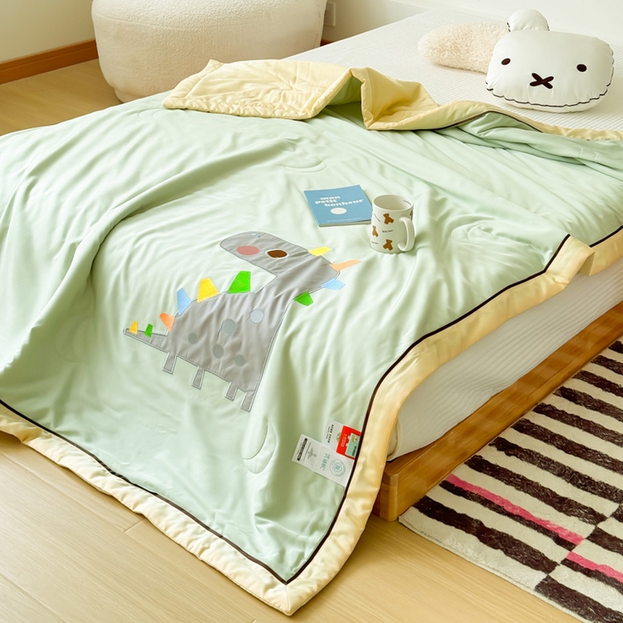 91家纺网 家纺一手货源 找家纺 喜多兔儿童家纺 2024新款莫代尔夏被空调被-萌宝宝系列 绿色小恐龙亮亮