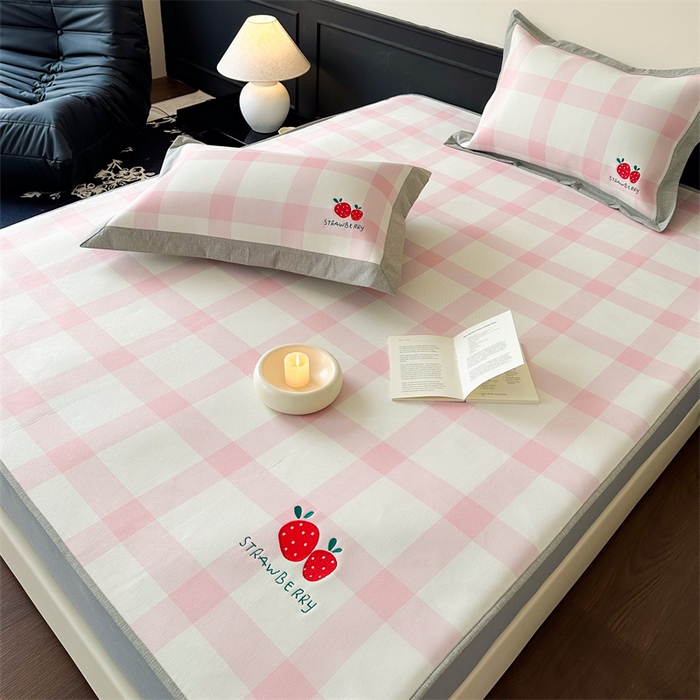 91家纺网 家纺一手货源 找家纺 甜梦 2024新款母婴级7A抗菌养生冰藤席影棚1—床笠款 格子草莓（床笠款）