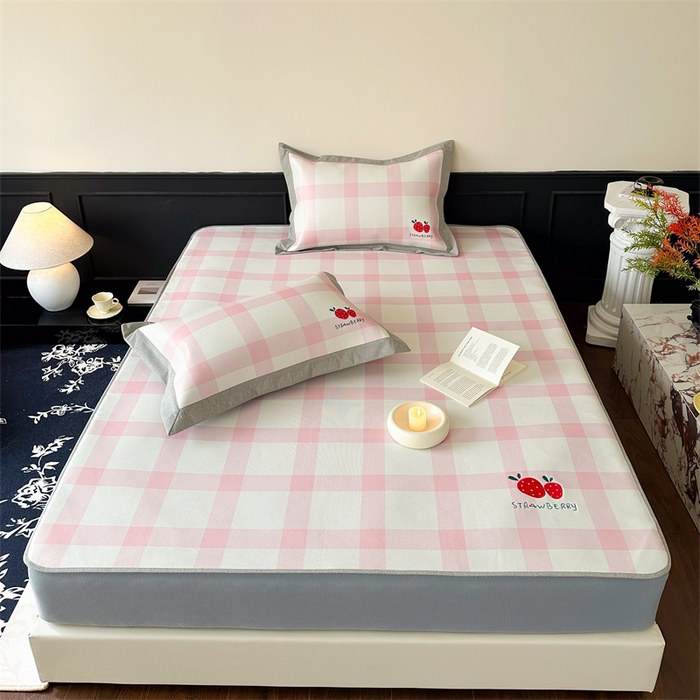 91家纺网 家纺一手货源 找家纺 甜梦 2024新款母婴级7A抗菌养生冰藤席影棚1—床笠款 格子草莓（床笠款）