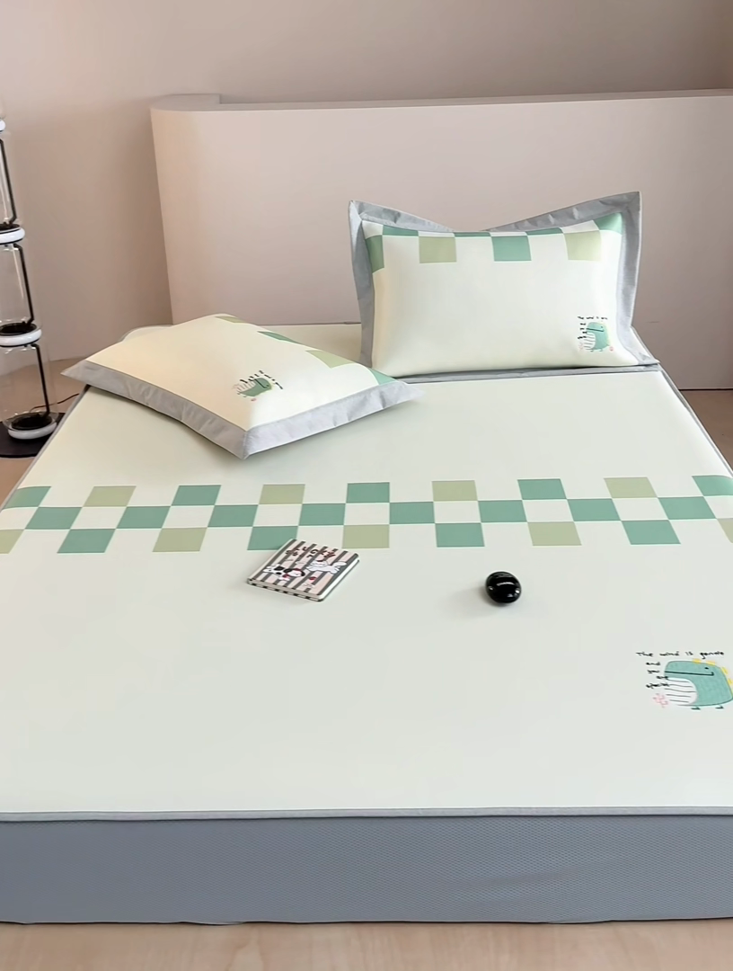 91家纺网 家纺一手货源 找家纺 甜梦 2024新款母婴级7A抗菌养生冰藤席影棚1—床笠款 格子恐龙（床笠款）