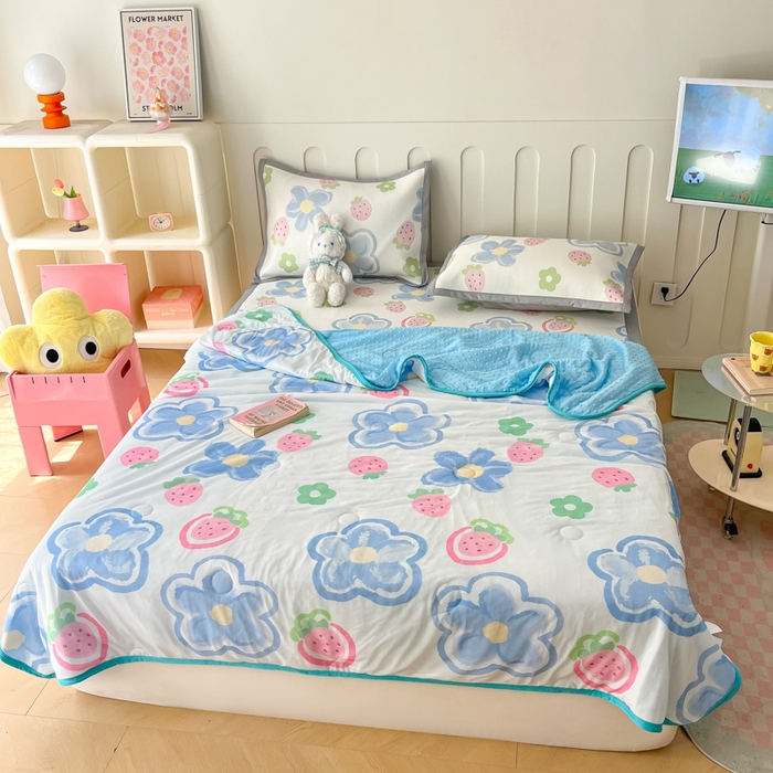 91家纺网 家纺一手货源 找家纺 安哆啦 2024新款A类凉感丝冰豆豆夏被冰丝席冰藤席四件套 夏被-草莓蓝花