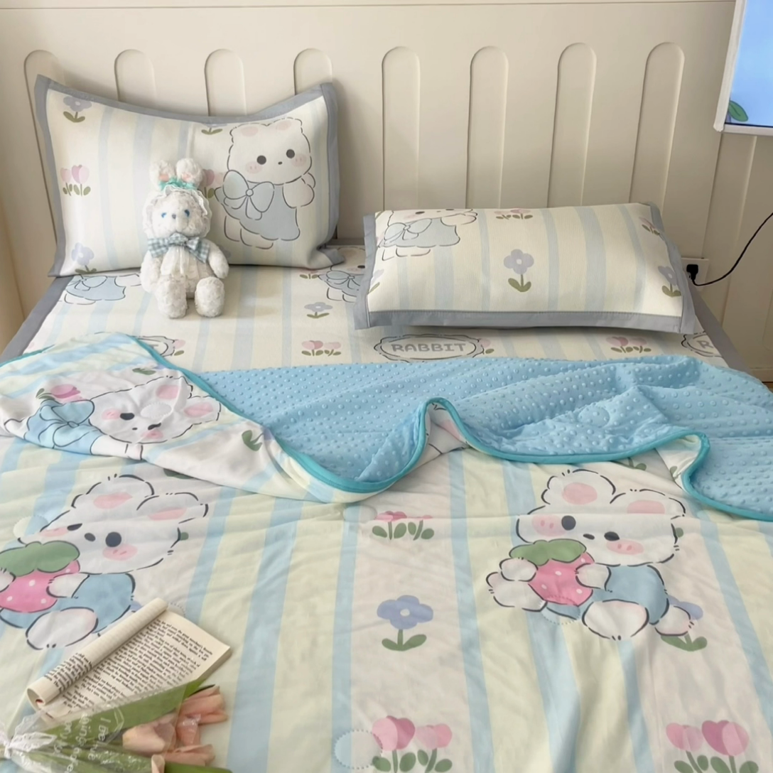 91家纺网 家纺一手货源 找家纺 安哆啦 2024新款A类凉感丝冰豆豆夏被冰丝席冰藤席四件套 夏被-花中兔
