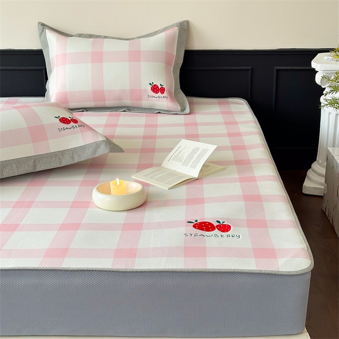 91家纺网 家纺一手货源 找家纺 甜梦 2024新款母婴级7A抗菌养生冰藤席影棚1—床笠款 格子草莓（床笠款）