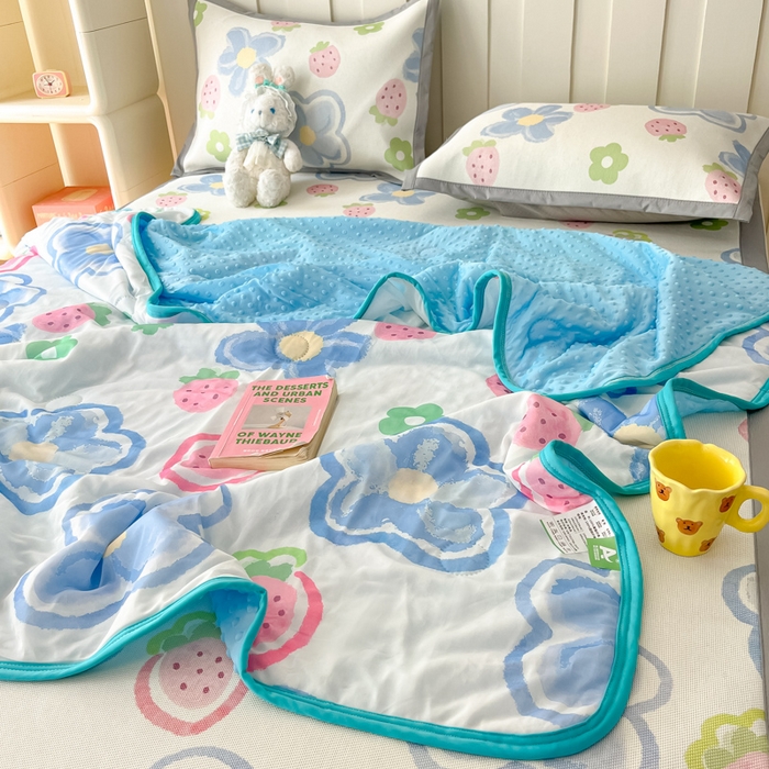 91家纺网 家纺一手货源 找家纺 安哆啦 2024新款A类凉感丝冰豆豆夏被冰丝席冰藤席四件套 夏被-草莓蓝花