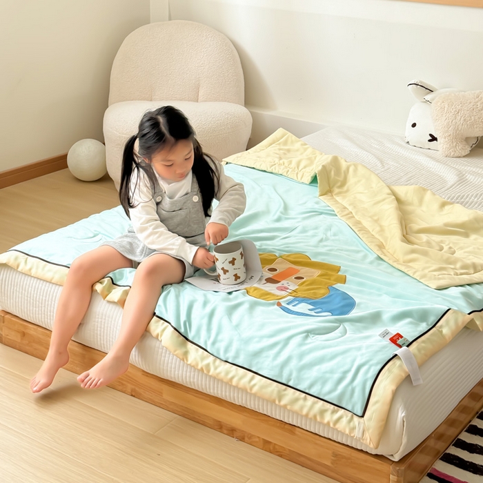 91家纺网 家纺一手货源 找家纺 喜多兔儿童家纺 2024新款莫代尔夏被空调被-萌宝宝系列 湖蓝色小狮子芯芯