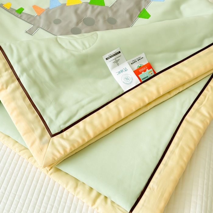 91家纺网 家纺一手货源 找家纺 喜多兔儿童家纺 2024新款莫代尔夏被空调被-萌宝宝系列 绿色小恐龙亮亮