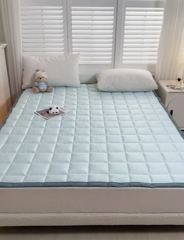 91家纺网 家纺一手货源 找家纺 富威堡家纺  2025高端凉感豆豆凉席款加棉加厚棉花床垫   尊贵蓝