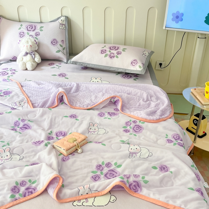 91家纺网 家纺一手货源 找家纺 安哆啦 2024新款A类凉感丝冰豆豆夏被冰丝席冰藤席四件套 夏被-紫花兔