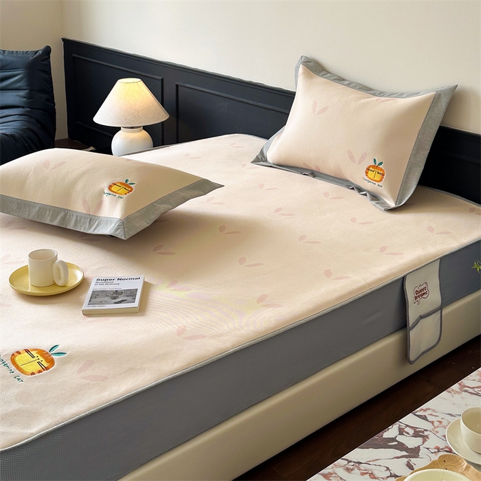 91家纺网 家纺一手货源 找家纺 甜梦 2024新款母婴级7A抗菌养生冰藤席影棚1—床笠款 小草猫猫（床笠款）