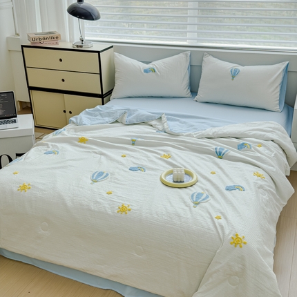 91家纺网 家纺一手货源 找家纺 红嘴企鹅 2025新款华夫格水洗棉毛巾绣夏被四件套 华夫格热气球