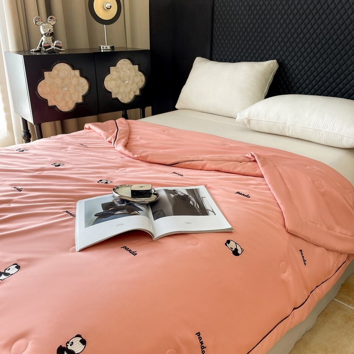 91家纺网 家纺一手货源 找家纺 被靠被 2024新款熊猫刺绣凉感莱赛尔夏被被子被芯 甜粉