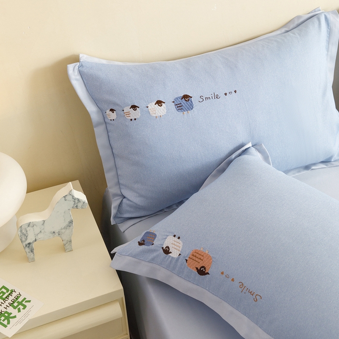 91家纺网 家纺一手货源 找家纺 狂想家 2025新款丝锦缎刺绣四件套 咩咩羊景蓝