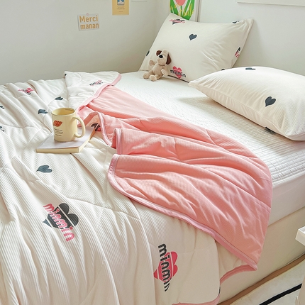 91家纺网 家纺一手货源 找家纺 柒月2024新款华夫格小清新卡通印花夏被 甜蜜爱心-