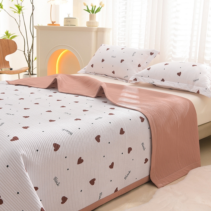 91家纺网 家纺一手货源 找家纺 圣楚家纺 2024新款A类泡泡棉夹棉床盖甜蜜心跳