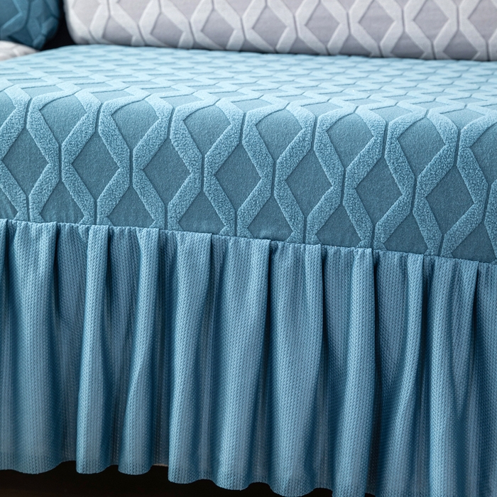 91家纺网 家纺一手货源 找家纺 千彤沙发垫 2024新款裙边款拉花绒菱形格系列沙发笠 水蓝银灰组合