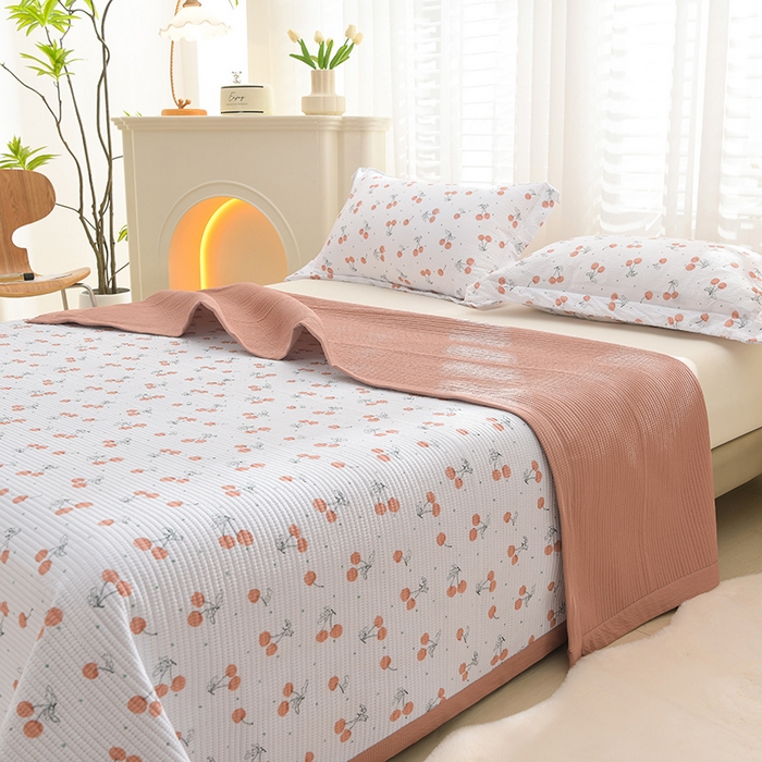 91家纺网 家纺一手货源 找家纺 圣楚家纺 2024新款A类泡泡棉夹棉床盖樱樱细语