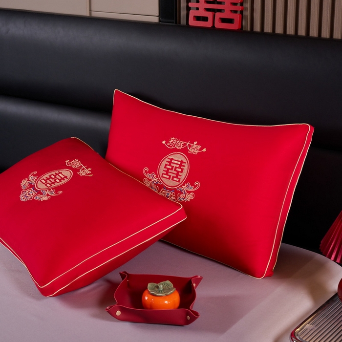 91家纺网 家纺一手货源 找家纺 贤内助 2024新款全棉婚庆羽丝枕保健枕枕头枕芯系列 新婚大喜 48*74cm/只