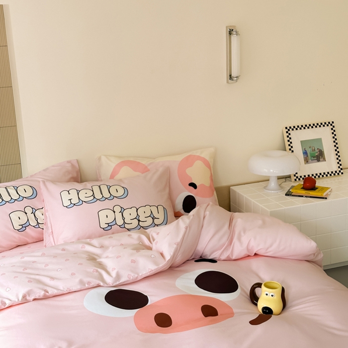 91家纺网 家纺一手货源 找家纺 曼之夏 2024新款40支高精密数码印花全棉四件套 粉红小猪