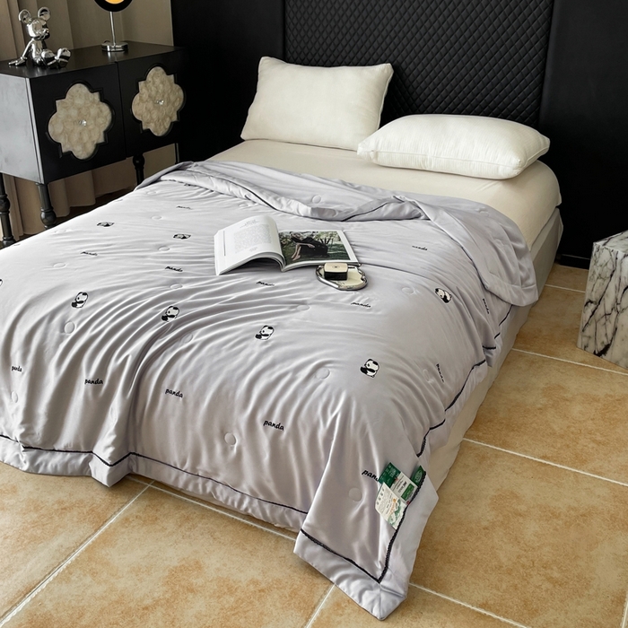 91家纺网 家纺一手货源 找家纺 被靠被 2024新款熊猫刺绣凉感莱赛尔夏被被子被芯 雅灰