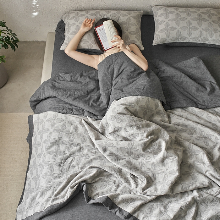 91家纺网 家纺一手货源 找家纺 （总）安莱生活 2024新款双层纱色织提花四叶草夏被及夏被四件套系列