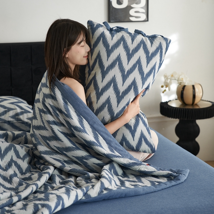 91家纺网 家纺一手货源 找家纺 安莱生活 2024新款双层纱色织提花海澜夏被及四件套系列 海澜-蓝