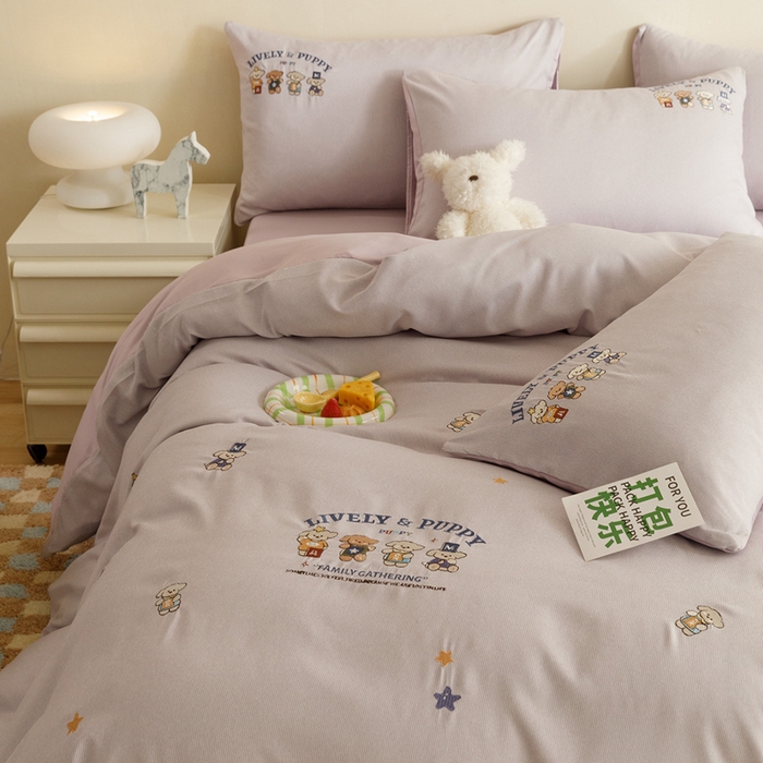 91家纺网 家纺一手货源 找家纺 狂想家 2025新款丝锦缎刺绣四件套 趴趴狗浪漫紫