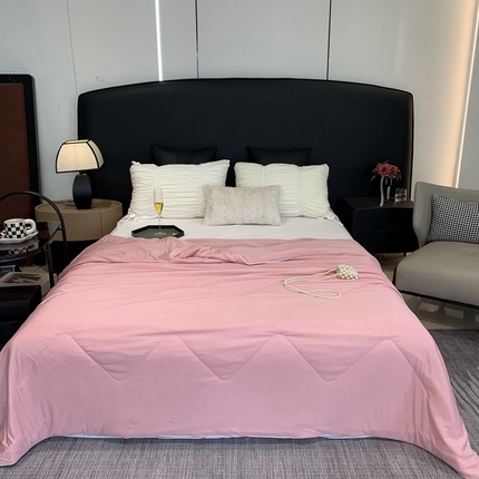 91家纺网 家纺一手货源 找家纺 莱豫家纺 2024新款小冰皮夏凉被锦纶氨纶面料空调夏被 草莓啵啵